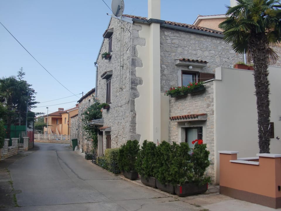 Property building, Day, Neighbourhood, Street view