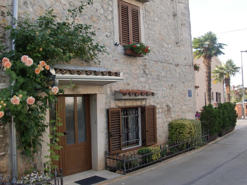 Property building, Day, Neighbourhood, Street view