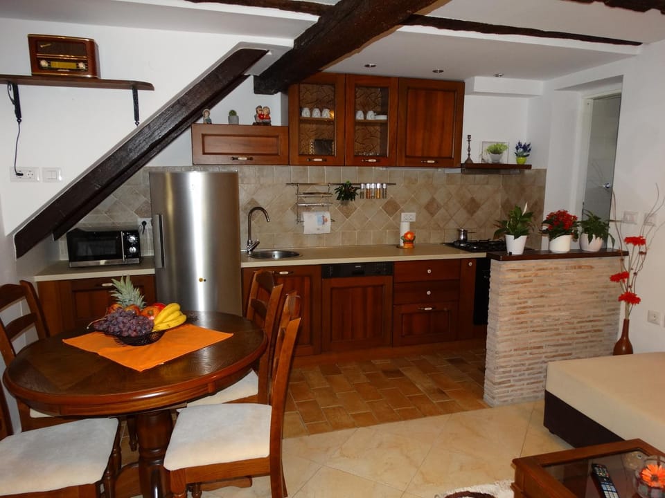 Coffee/tea facilities, Kitchen or kitchenette, Dining area, minibar, pet friendly, stove