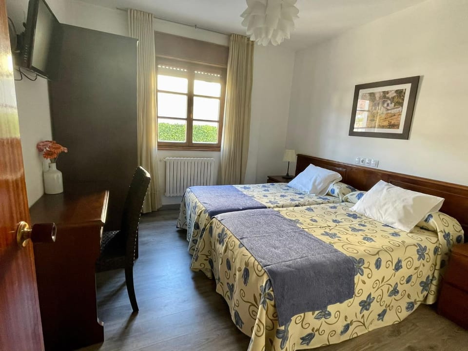 Bed, TV and multimedia, Photo of the whole room, wardrobe