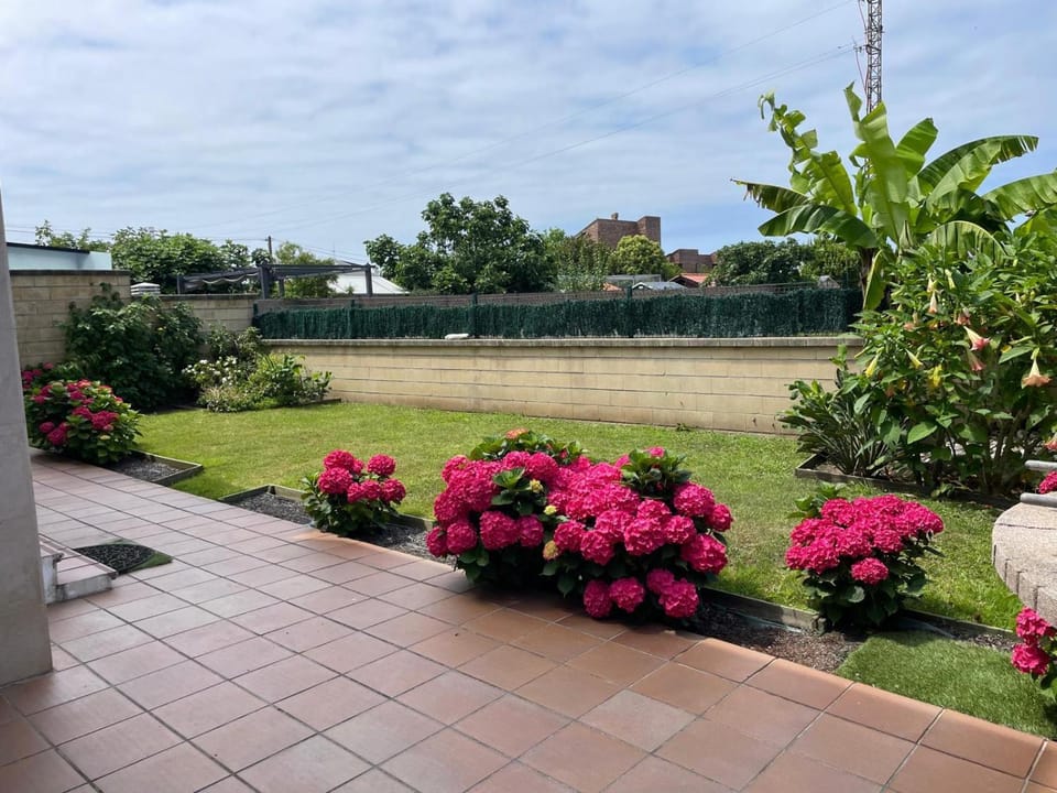 apartamento con jardín privado y barbacoa a 5 min playas santander Apartment in Santander