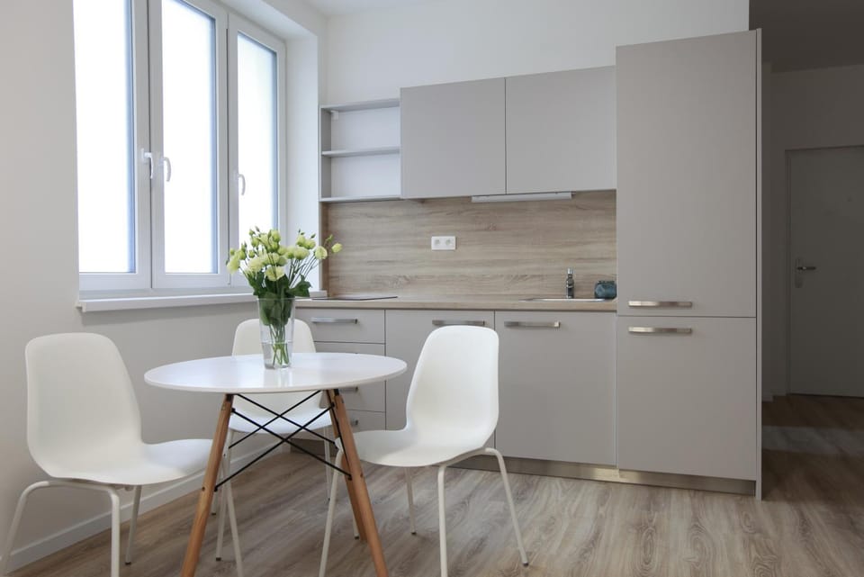 Kitchen or kitchenette, Seating area