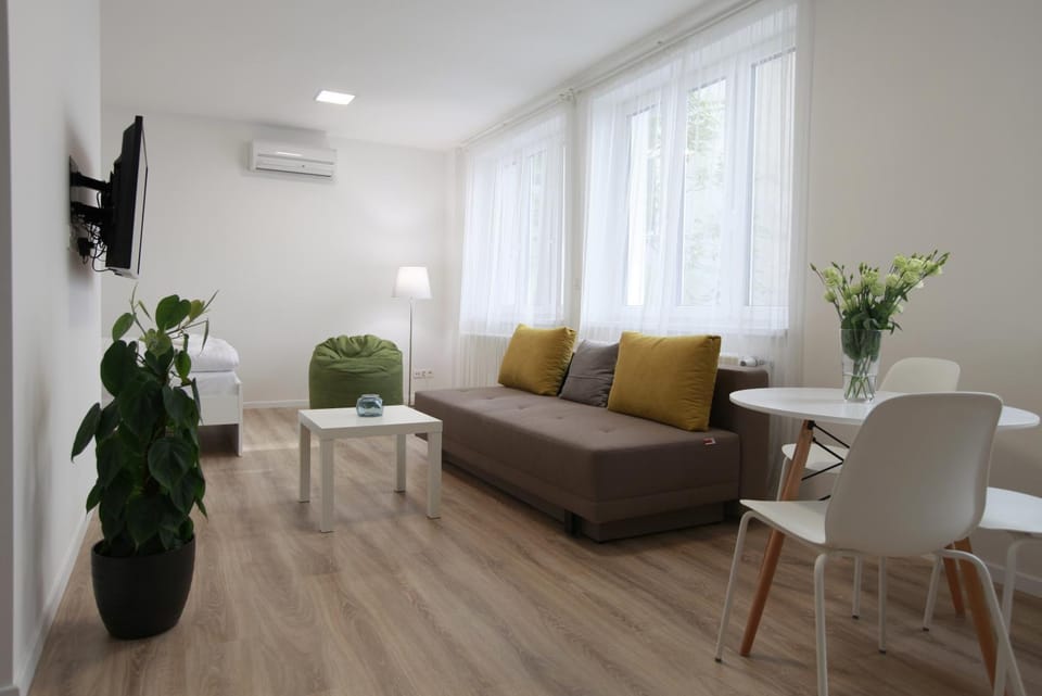 TV and multimedia, Seating area, air conditioner