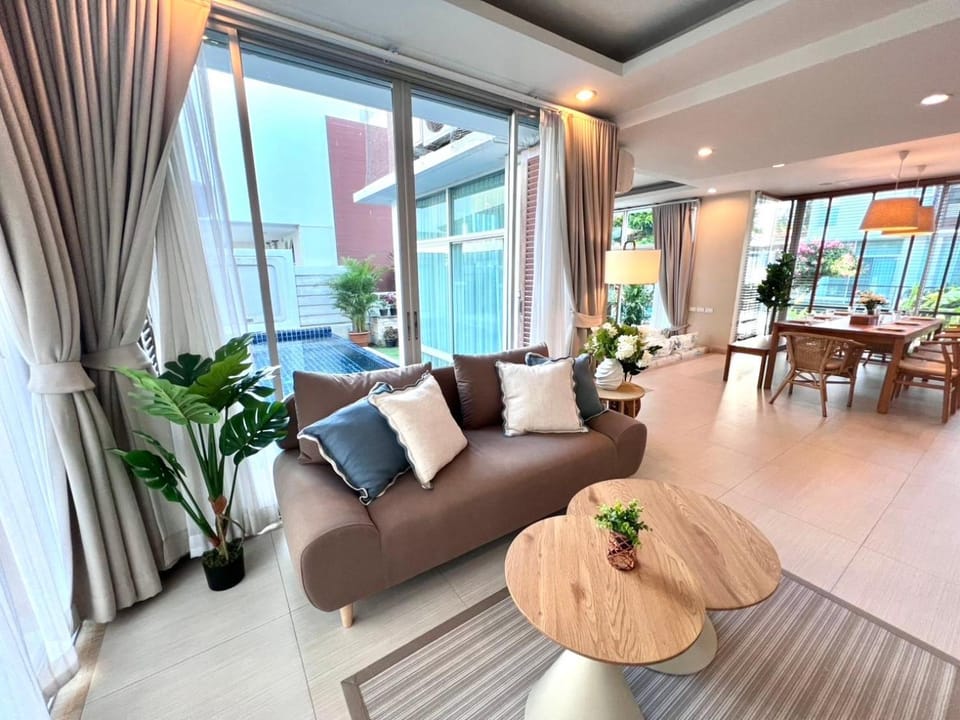 Communal lounge/ TV room, Living room, Pool view