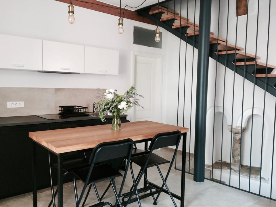 Kitchen or kitchenette, Dining area