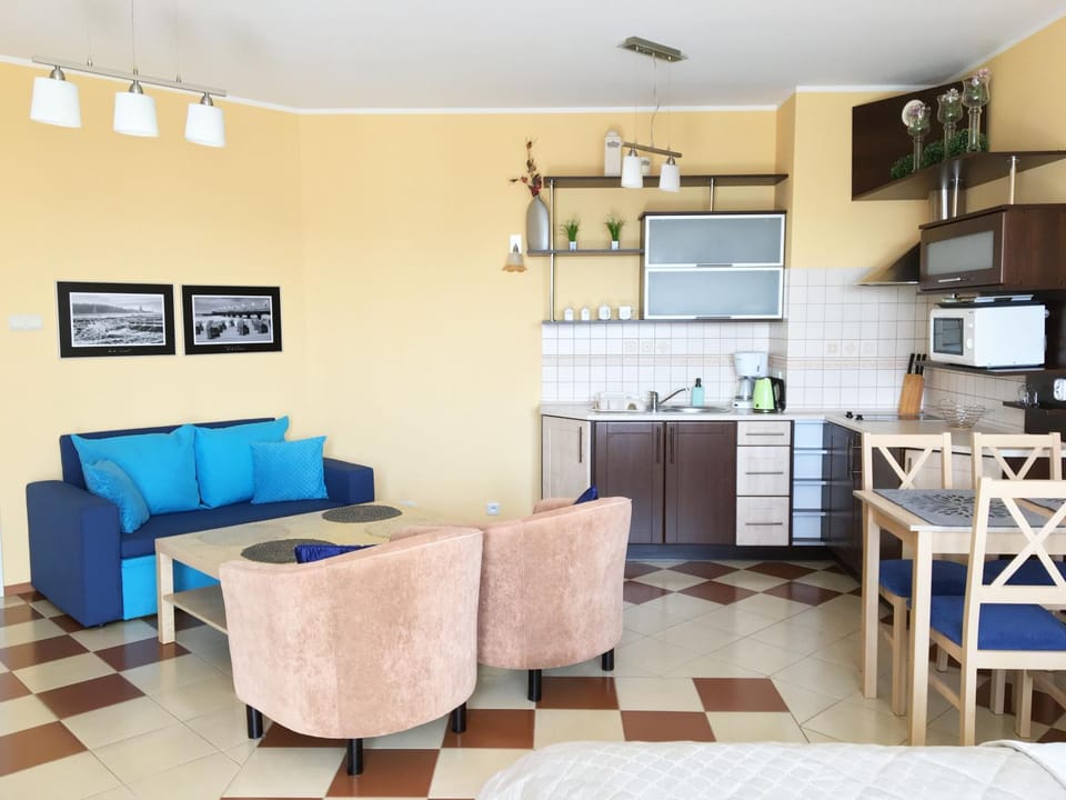 Kitchen or kitchenette, Seating area