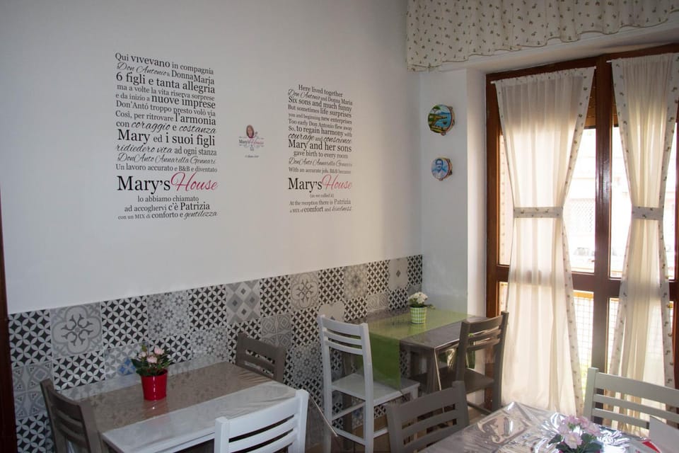 Coffee/tea facilities, Kitchen or kitchenette, Dining area, Communal kitchen