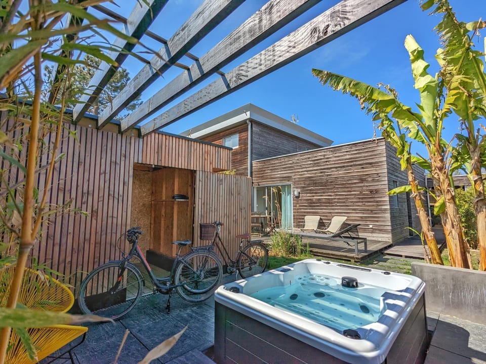 Patio, Garden, Hot Tub, Spa and wellness centre/facilities, Garden view, storage