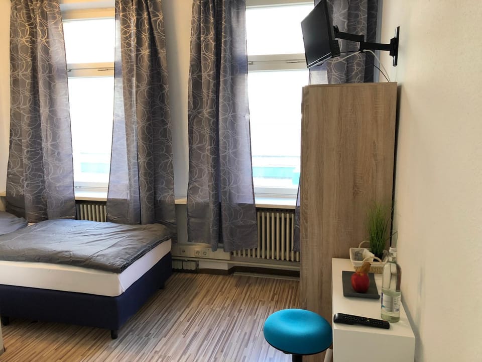 Bed, Photo of the whole room, Street view