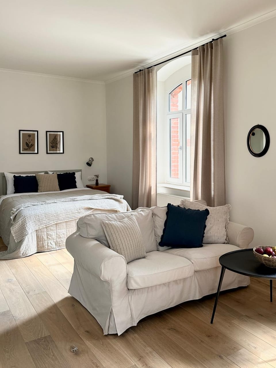 Photo of the whole room, Seating area, Bedroom