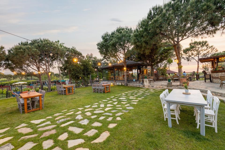 Restaurant/places to eat, Garden, Banquet/Function facilities