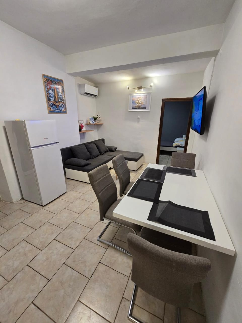 TV and multimedia, Living room, Seating area, Dining area