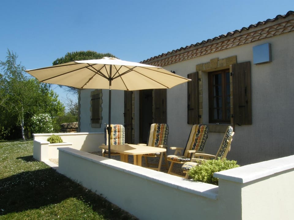 Property building, Garden, Balcony/Terrace, Dining area, Garden view