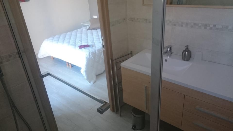 Bed, Bathroom