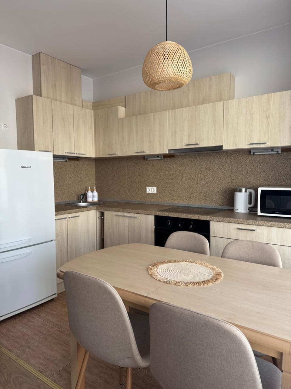 Coffee/tea facilities, Kitchen or kitchenette, Dining area, oven, stove