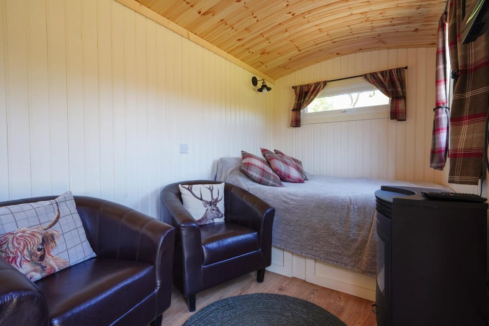 The Laburnum Retreat Shepherds Hut with private hot tub Nature lodge in Staffordshire Moorlands District
