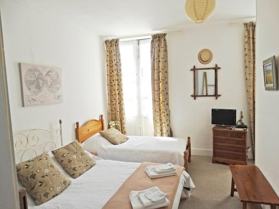 Bed, TV and multimedia, Bedroom