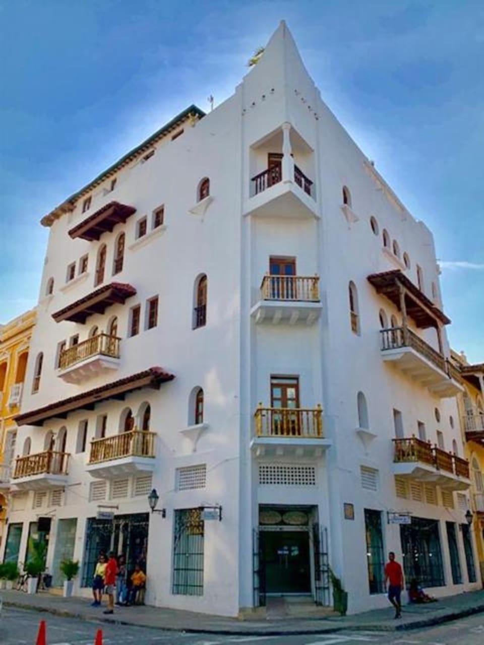 Property building, Facade/entrance, Day, City view, Location