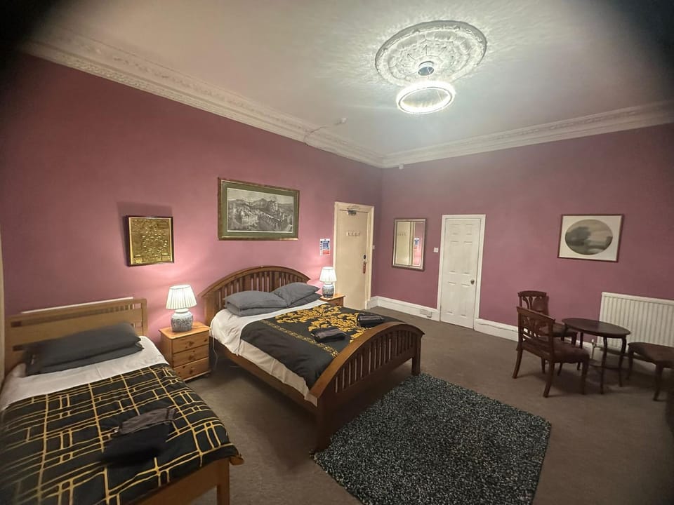 IVY- Braveheart Guest House Bed and Breakfast in Edinburgh