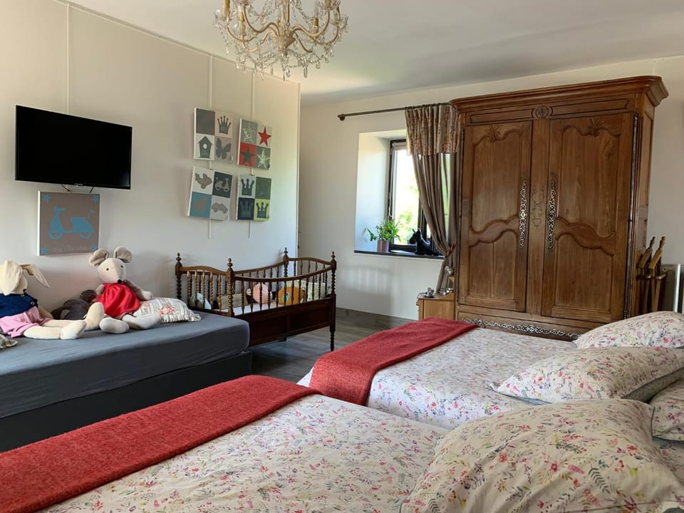 Bed, TV and multimedia, Photo of the whole room, Bedroom