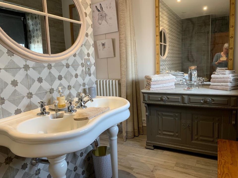 Bathroom, towels