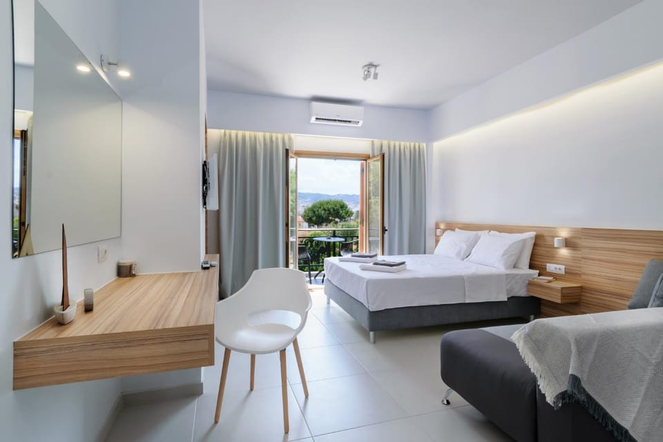 Photo of the whole room, Sea view