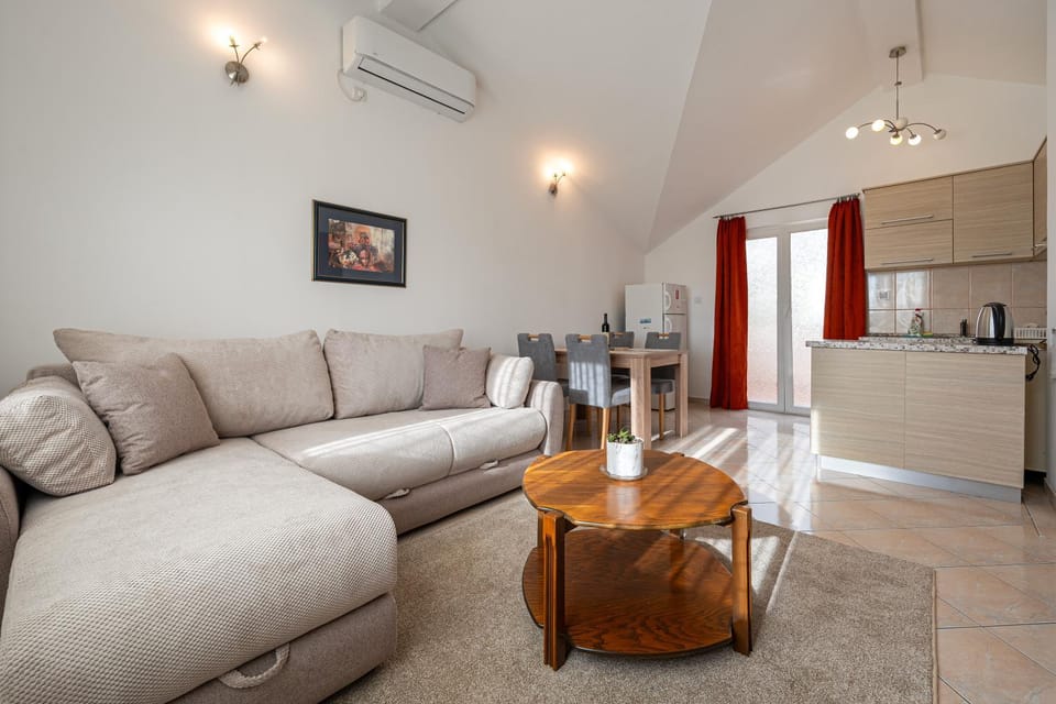 Living room, Seating area, Dining area, air conditioner