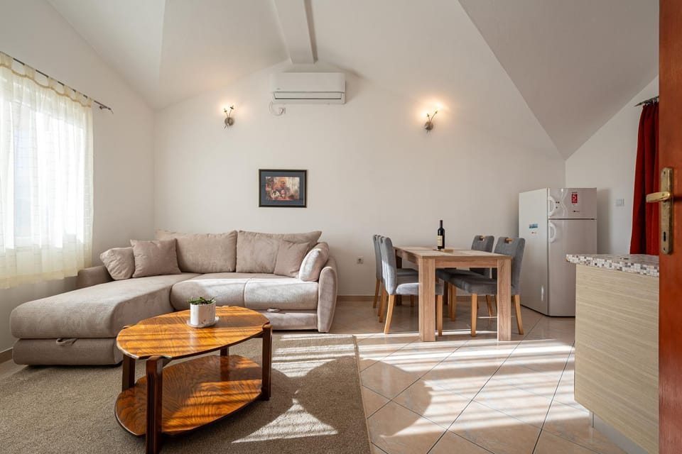 TV and multimedia, Living room, Photo of the whole room, Seating area, Dining area, air conditioner