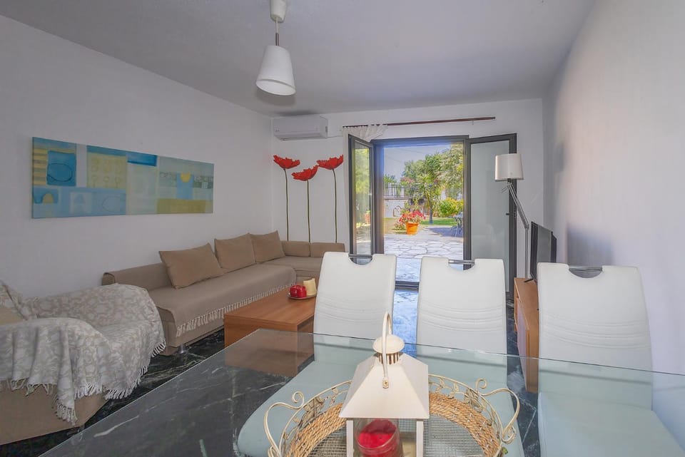 TV and multimedia, Living room, Seating area, Dining area