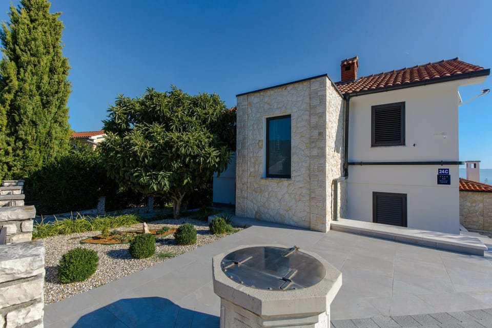 Patio, Facade/entrance