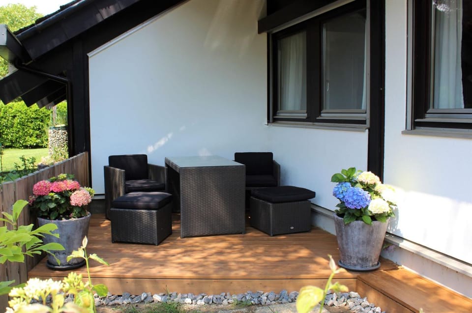 Property building, Restaurant/places to eat, Garden, Balcony/Terrace