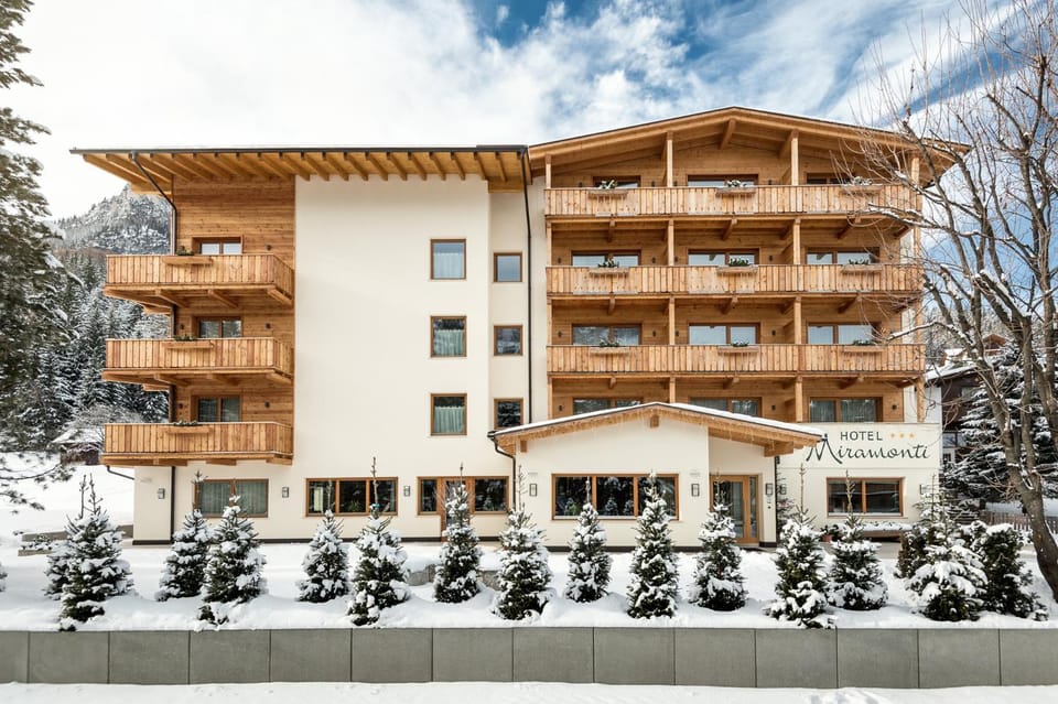 Nearby landmark, Facade/entrance, Property logo or sign, Natural landscape, Balcony/Terrace, Lobby or reception, Fitness centre/facilities, Landmark view, Mountain view, Street view