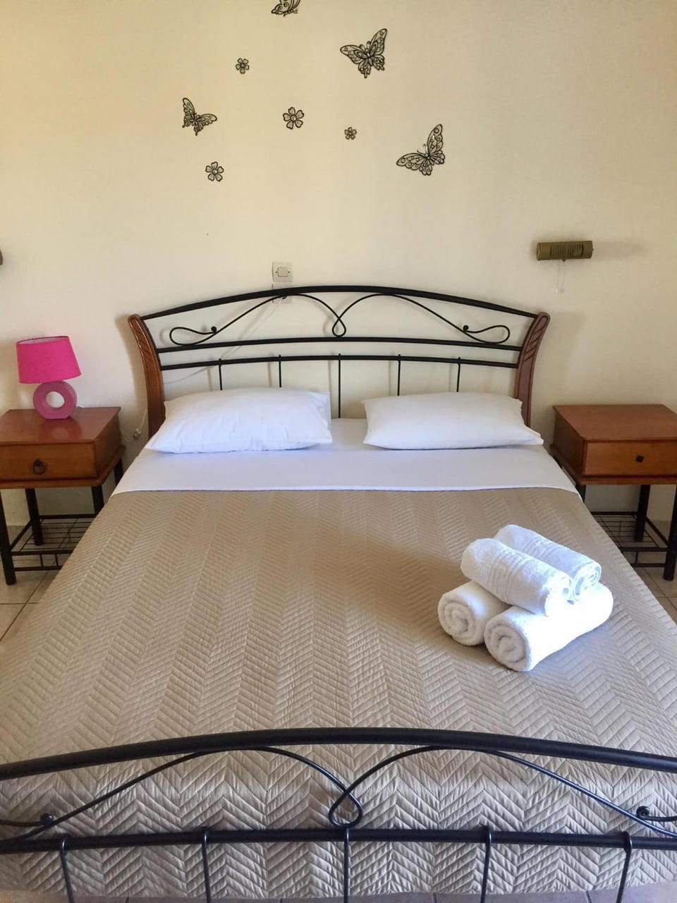Bed, towels