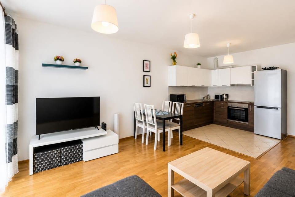 TV and multimedia, Dining area, dishwasher, microwave, oven, stove, kitchen