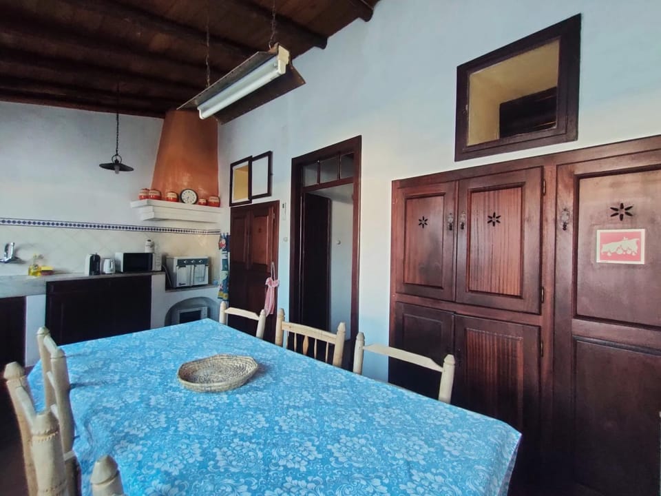 Kitchen or kitchenette, Dining area, stove