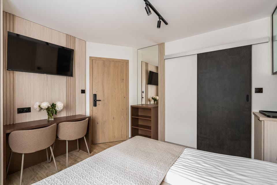 Bed, TV and multimedia, Photo of the whole room, Bedroom, wardrobe