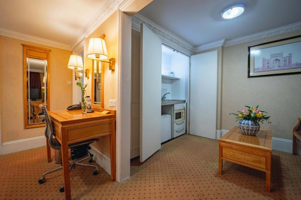 Kitchen or kitchenette, Seating area