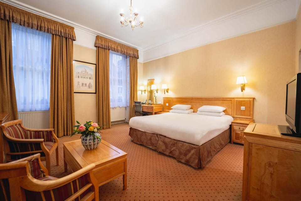 Bed, TV and multimedia, Photo of the whole room, Bedroom