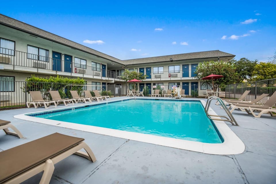 On site, Pool view, Swimming pool, Swimming pool