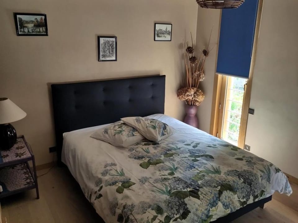 Bed, Photo of the whole room, towels