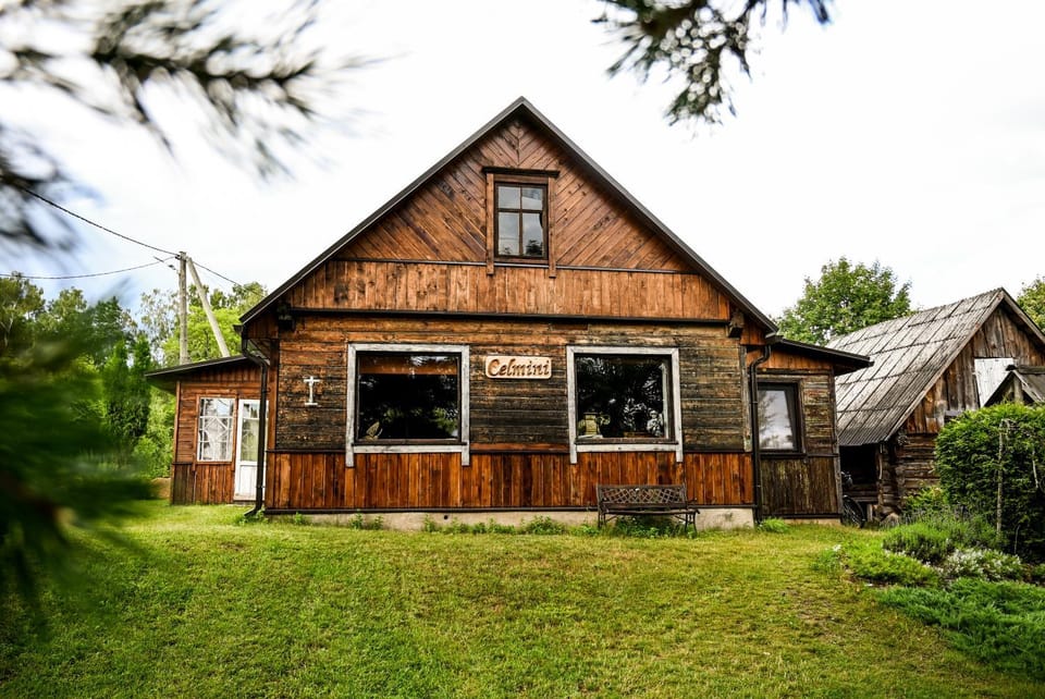 Idilliska Latgaliešu lauku māja ar melno pirti House in Latvia