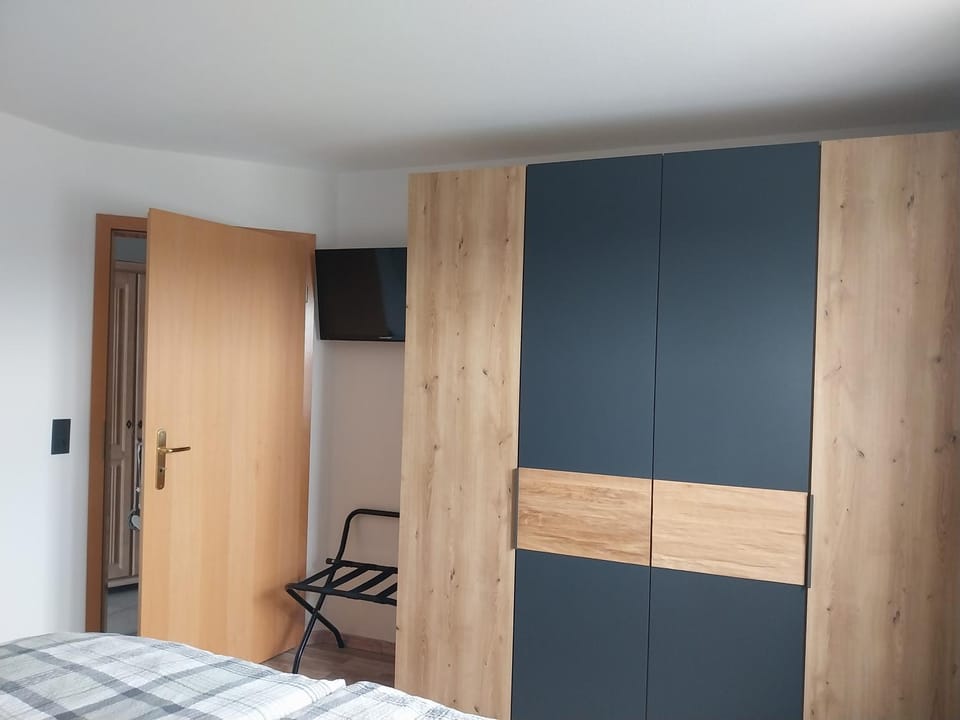 TV and multimedia, Photo of the whole room, Bedroom