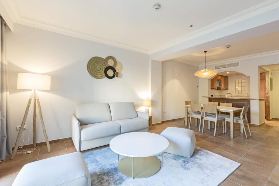 Kitchen or kitchenette, Living room, Seating area, Dining area