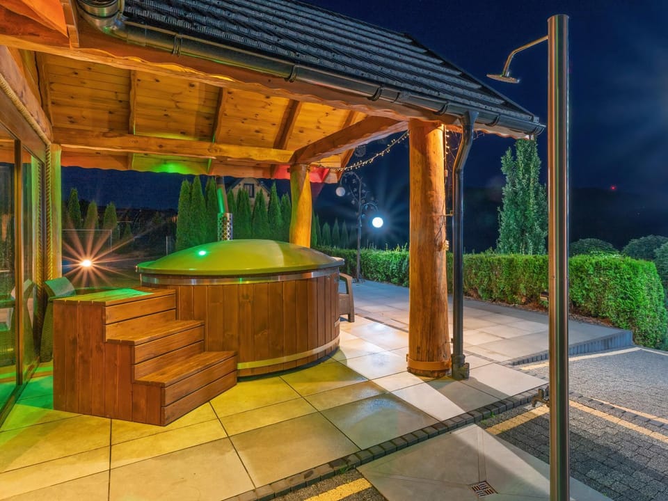 Property building, Spa and wellness centre/facilities, Swimming pool