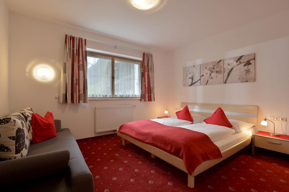 Photo of the whole room, Decorative detail