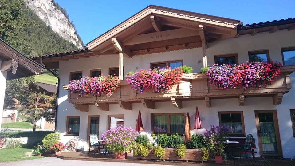 Property building, Summer, Balcony/Terrace