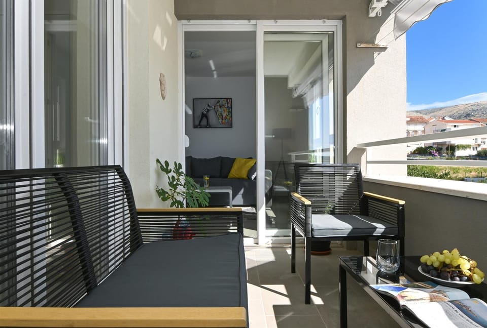 View (from property/room), Balcony/Terrace, Living room