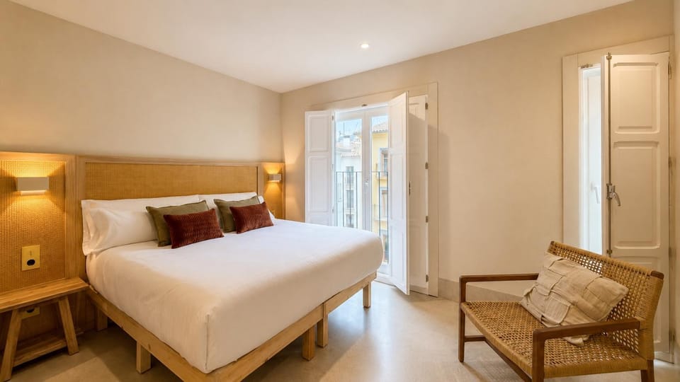 View (from property/room), Photo of the whole room, Decorative detail, Street view, furniture, heating, internet, towels, air conditioner