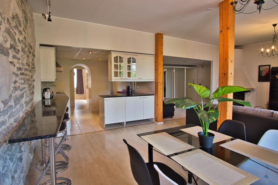 Kitchen or kitchenette, Living room, Seating area, Dining area