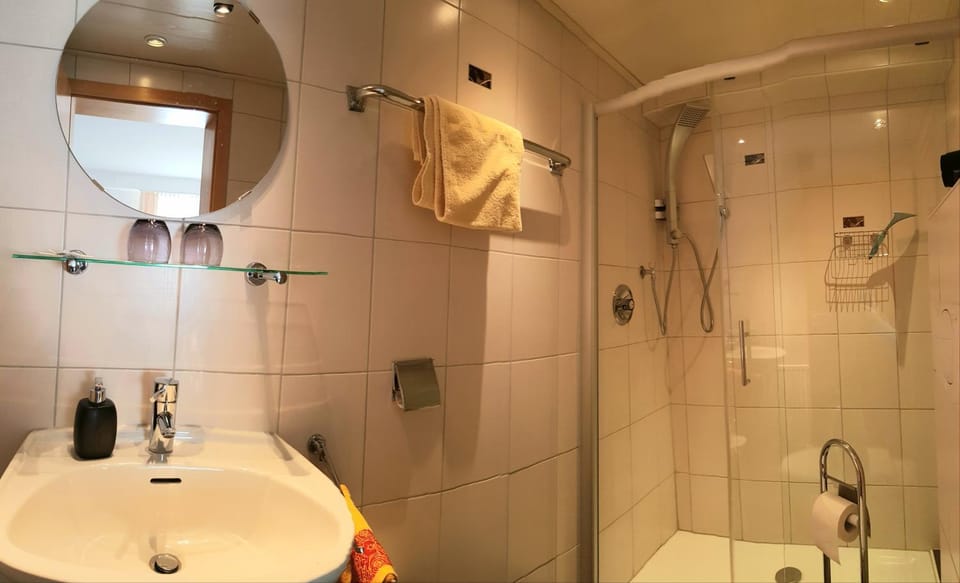 Shower, Bathroom, towels